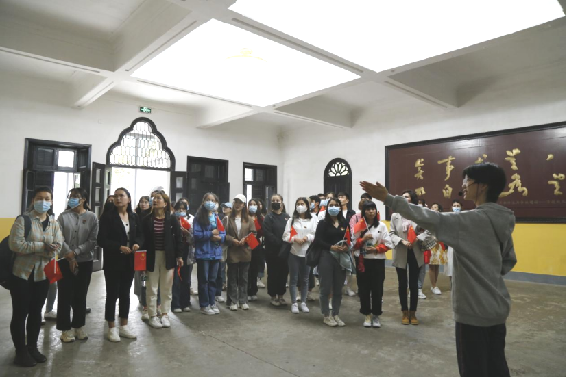 2021年5月20日，在喜迎中國共產(chǎn)黨建黨100周年之際，我校開展了少數(shù)民族學生“學黨史、感恩黨、跟黨走”紅色研學活動。