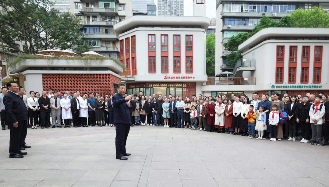 △2024年4月22日，習(xí)近平總書記來到重慶九龍坡區(qū)謝家灣街道民主村社區(qū)考察。