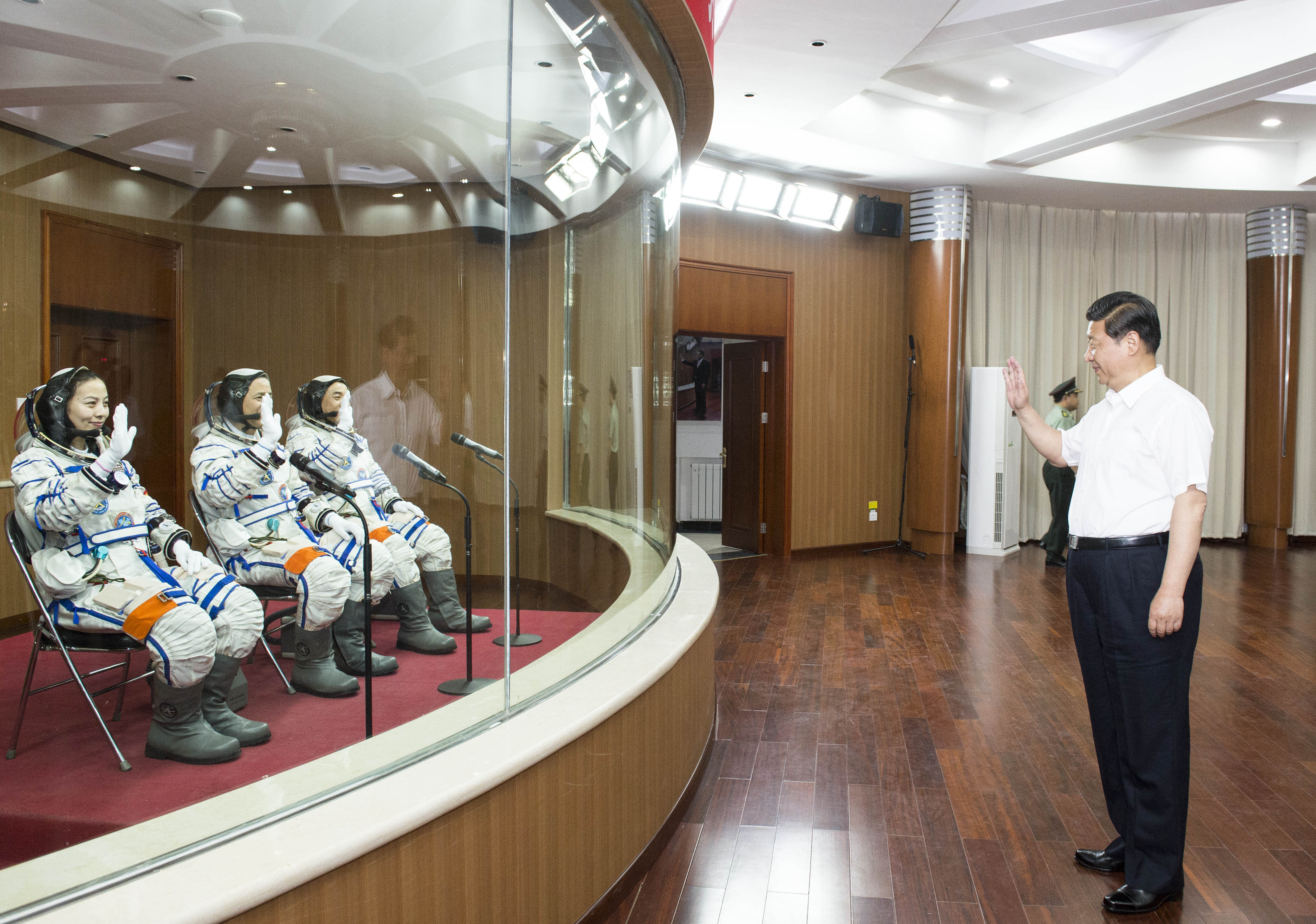 2013年6月11日，習(xí)近平總書記在酒泉衛(wèi)星發(fā)射中心觀看神舟十號載人飛船發(fā)射。這是習(xí)近平向即將出征的航天員聶海勝、張曉光、王亞平揮手致意。