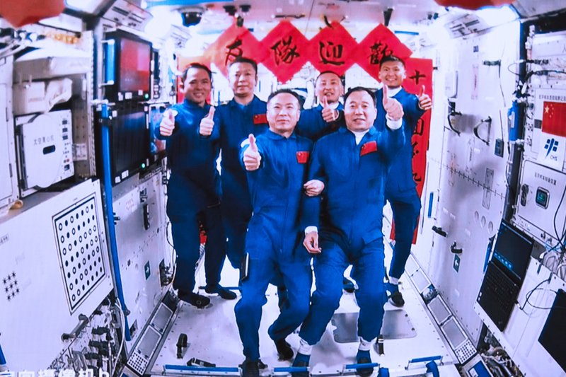 2023年5月30日，在北京航天飛行控制中心拍攝的神舟十五號航天員乘組與神舟十六號航天員乘組拍下“全家?！钡漠嬅?。