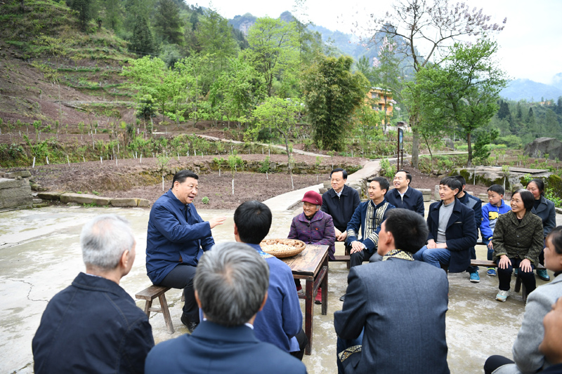2019年4月15日至17日，中共中央總書記、國家主席、中央軍委主席習(xí)近平在重慶考察，并主持召開解決“兩不愁三保障”突出問題座談會。這是4月15日下午，習(xí)近平在石柱土家族自治縣中益鄉(xiāng)華溪村同村民代表、基層干部、扶貧干部、鄉(xiāng)村醫(yī)生等圍坐在一起，共話脫貧攻堅(jiān)。新華社記者 謝環(huán)馳 攝