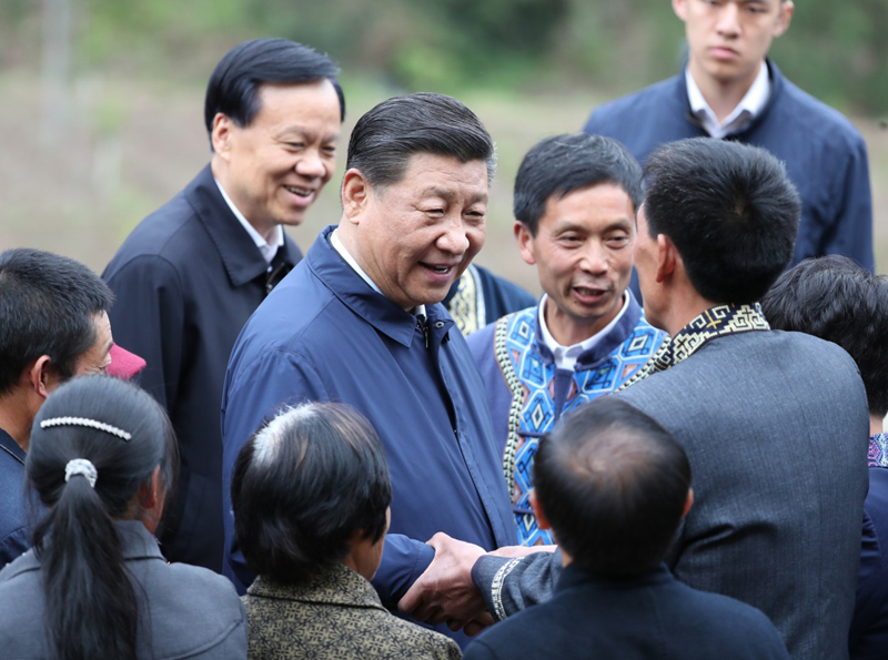 2019年4月15日至17日，中共中央總書記、國家主席、中央軍委主席習(xí)近平在重慶考察，并主持召開解決“兩不愁三保障”突出問題座談會。這是4月15日下午，習(xí)近平在石柱土家族自治縣中益鄉(xiāng)華溪村同村民親切交流。新華社記者 丁海濤 攝