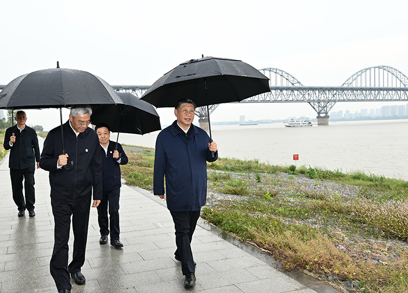 2023年10月10日至13日，中共中央總書記、國(guó)家主席、中央軍委主席習(xí)近平在江西考察。這是10日下午，習(xí)近平在長(zhǎng)江國(guó)家文化公園九江城區(qū)段考察時(shí)，冒雨沿江堤步行察看沿岸風(fēng)貌。新華社記者 謝環(huán)馳 攝