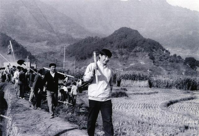 1989年12月2日，時(shí)任中共寧德地委書記的習(xí)近平帶領(lǐng)地直機(jī)關(guān)千余名干部到寧德縣南漈水利工地參加清溝排障修整水渠勞動(dòng)。新華社發(fā)