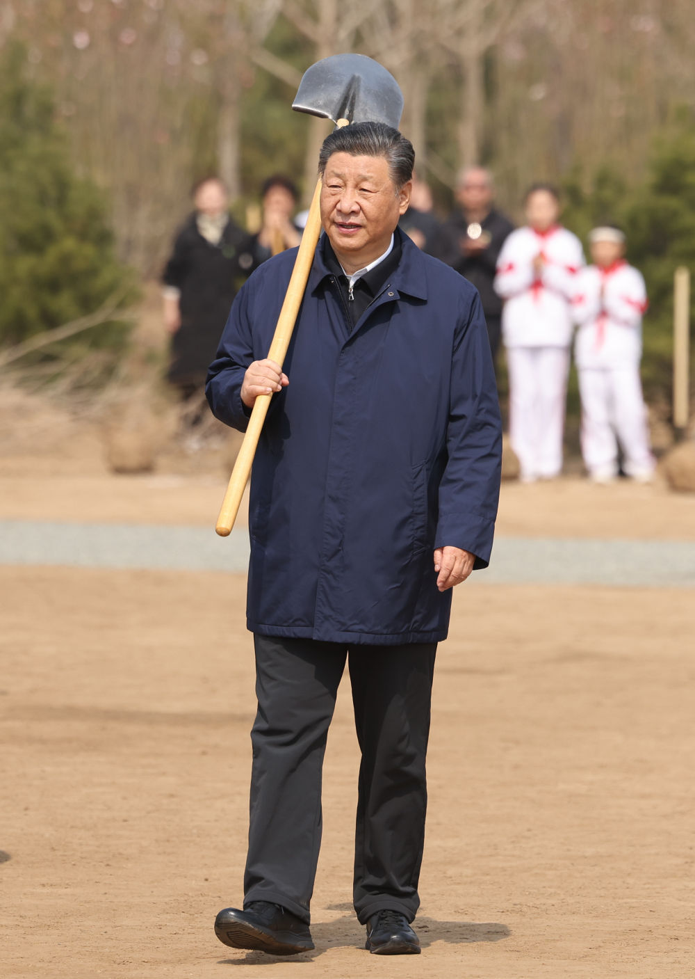 2024年4月3日，黨和國(guó)家領(lǐng)導(dǎo)人習(xí)近平、李強(qiáng)、趙樂際、王滬寧、蔡奇、丁薛祥、李希、韓正等來(lái)到北京市通州區(qū)潞城鎮(zhèn)參加首都義務(wù)植樹活動(dòng)。這是習(xí)近平扛起鐵鍬走向植樹地點(diǎn)。新華社記者 龐興雷 攝