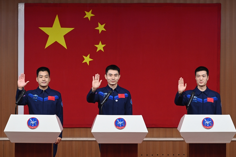 2024年月24日，神舟十八號(hào)載人飛行任務(wù)航天員葉光富（中）、李聰（右）、李廣蘇在酒泉衛(wèi)星發(fā)射中心問(wèn)天閣與媒體記者集體見(jiàn)面。