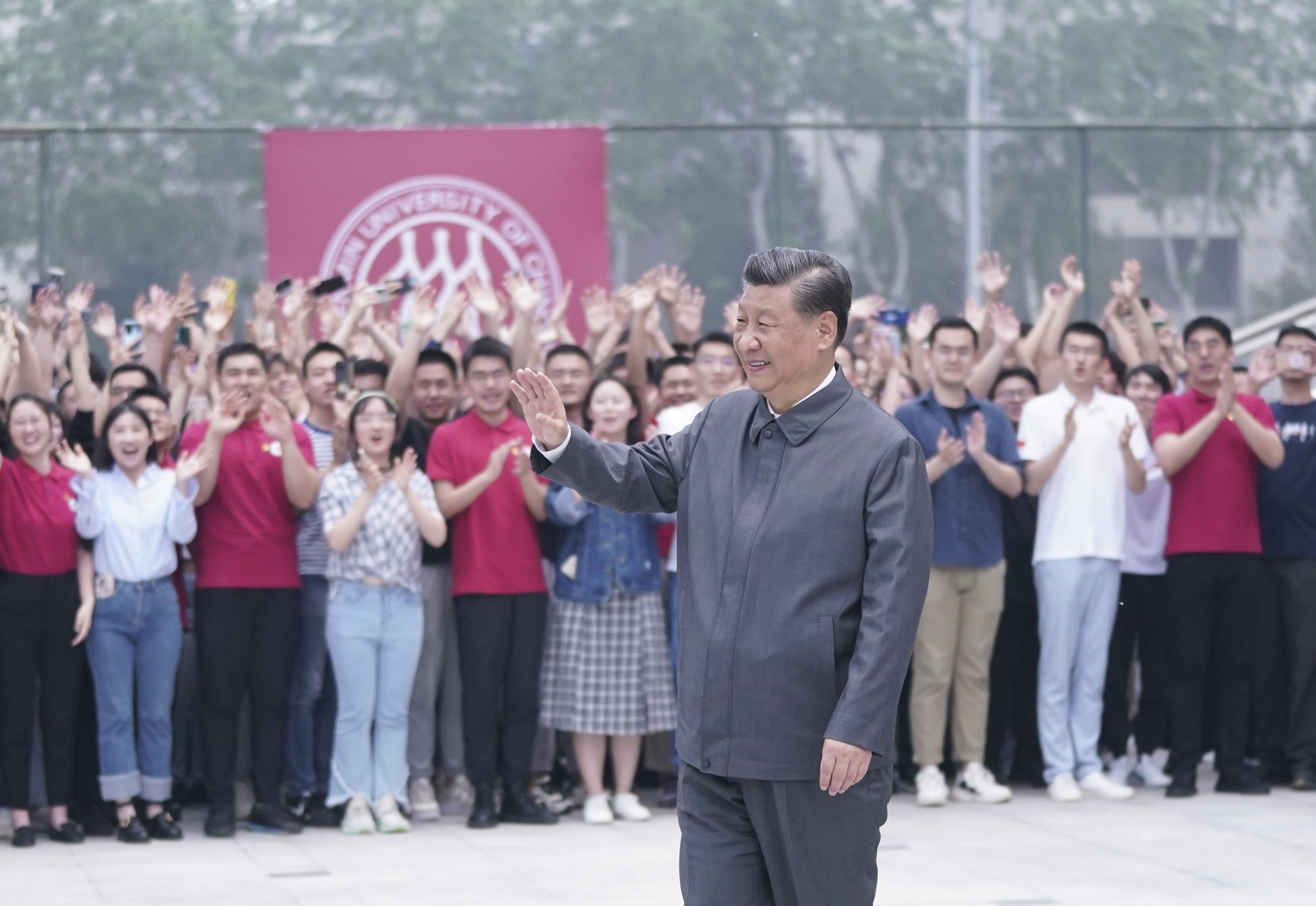 2022年4月25日，習(xí)近平總書記來到中國(guó)人民大學(xué)考察調(diào)研。這是習(xí)近平向師生們揮手致意。