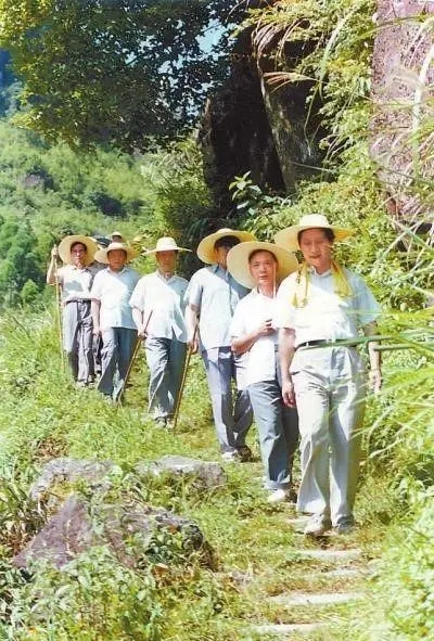 1989年7月，習(xí)近平在壽寧縣山村。
