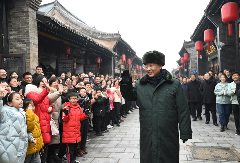 2022年1月27日，習近平總書記在平遙古城向現(xiàn)場群眾揮手致意。