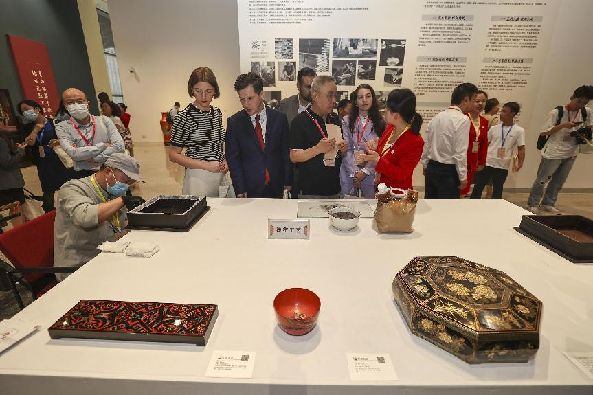 2023年5月28日，北京，推光漆器匠人為駐華使節(jié)展示技藝。