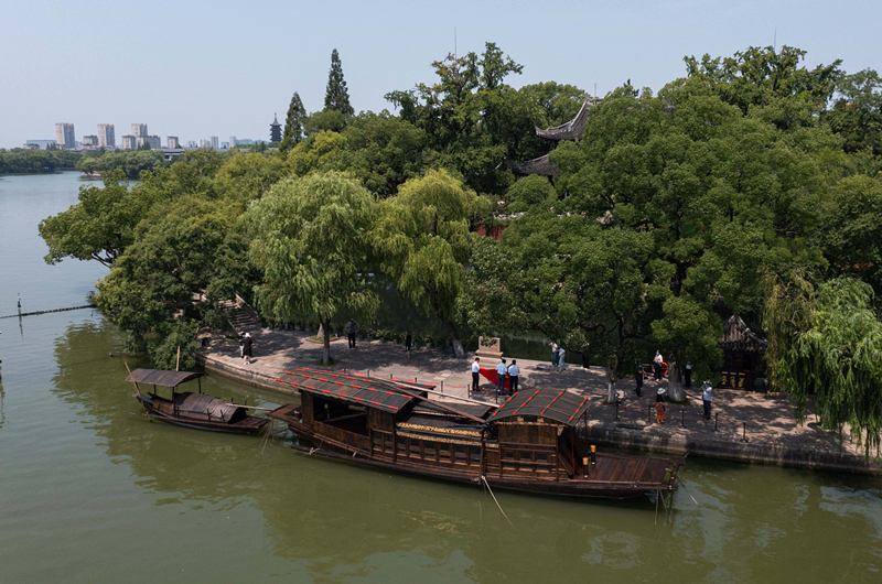 2022年7月27日，南湖紅船?？吭谡憬〖闻d市南湖旅游區(qū)的湖心島旁。