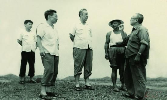 1978年8月，習(xí)仲勛（左三）在廣東惠陽(yáng)農(nóng)村調(diào)研。在清華大學(xué)讀書(shū)的習(xí)近平（左一）利用暑假時(shí)間參加社會(huì)實(shí)踐，隨同父親一起下鄉(xiāng)。