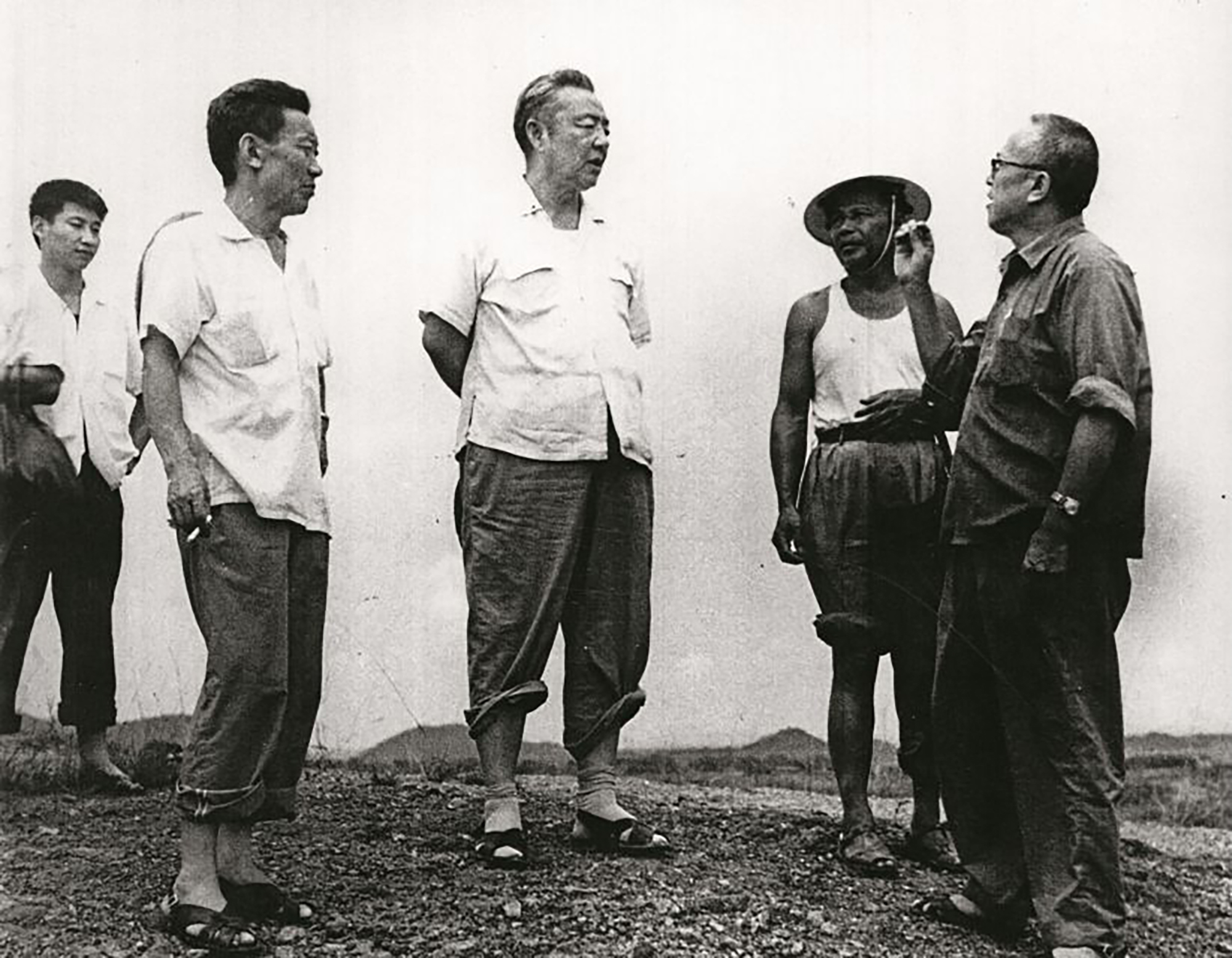 1978年8月5日，習(xí)仲勛（中）在廣東惠陽地區(qū)調(diào)研。左二為廣東省委農(nóng)村工作部副部長杜瑞芝，右一為惠陽地委書記李富林。 左一為當(dāng)時(shí)正在清華大學(xué)暑期的習(xí)近平。