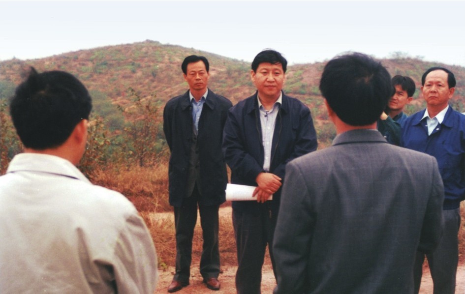 1999年11月，習近平在龍巖市長汀縣河田水土流失治理區(qū)調(diào)研。圖源：《習近平在福建（下）》