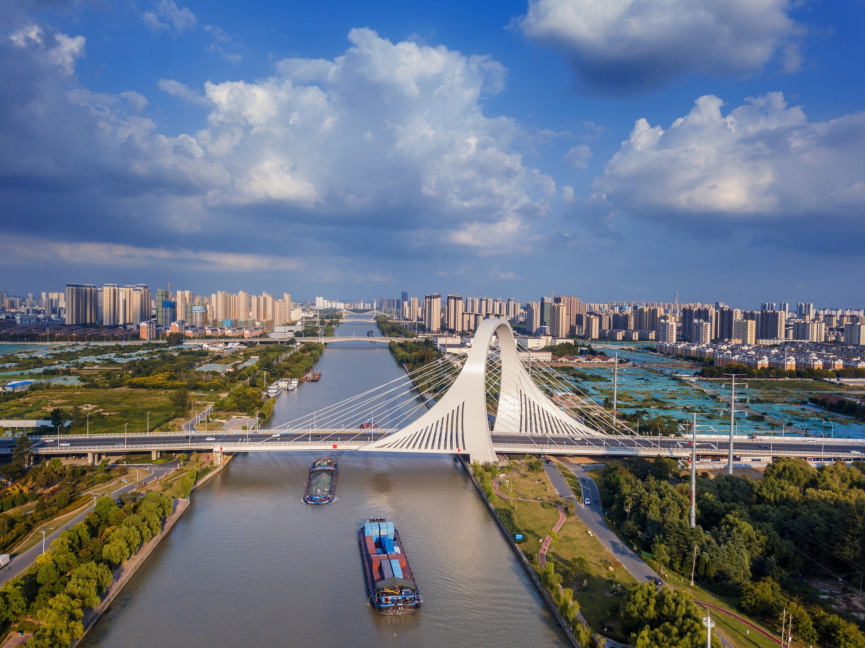2022年9月12日，幾艘船舶行駛在江蘇淮安運(yùn)河大橋附近。