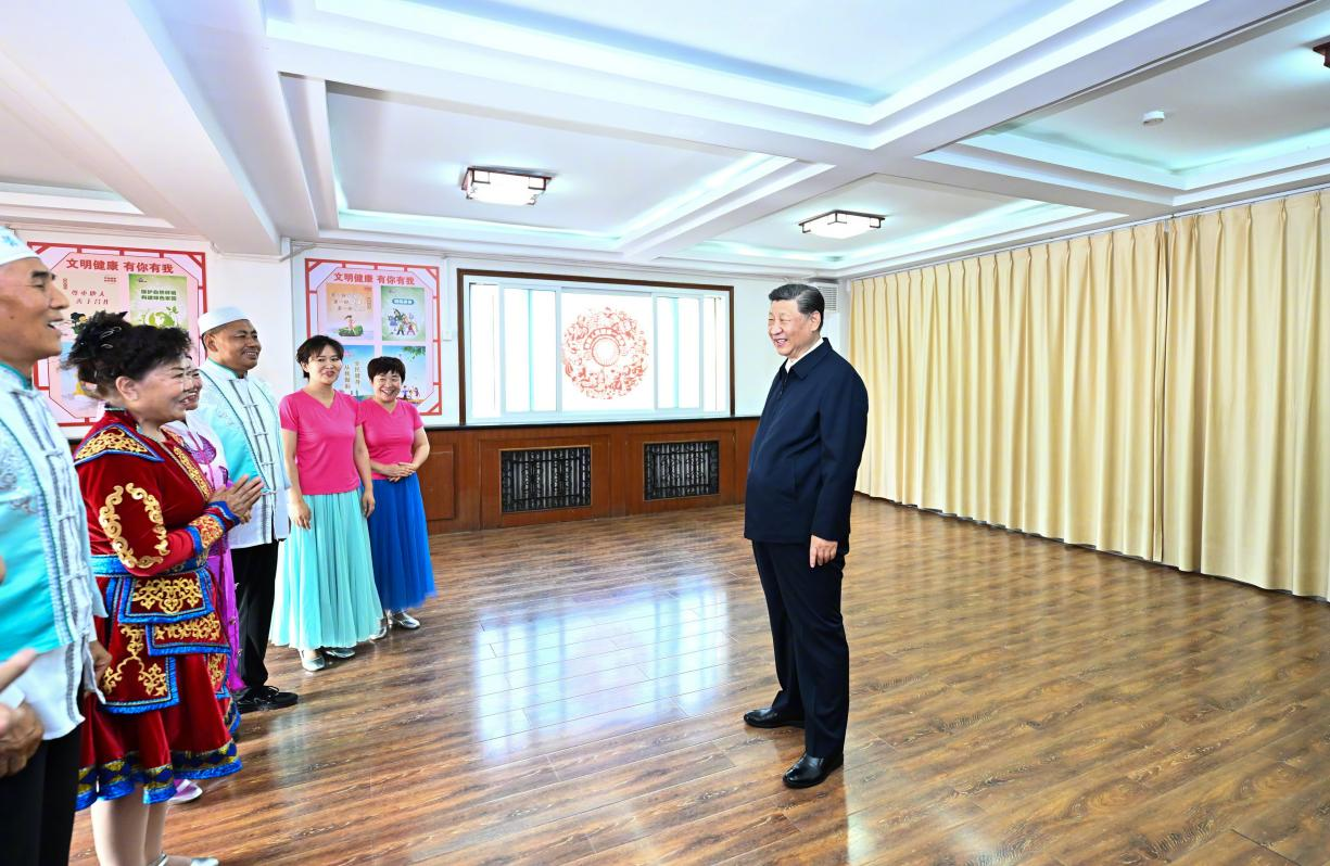 6月19日下午，習(xí)近平總書(shū)記在銀川市金鳳區(qū)長(zhǎng)城花園社區(qū)活動(dòng)室考察時(shí)，同社區(qū)居民親切交流。