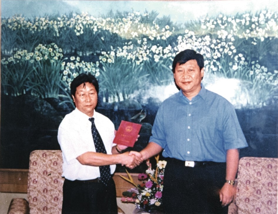 2000年7月，習(xí)近平為福建農(nóng)林大學(xué)教授林占熺頒發(fā)福建省政府“一等功”榮譽證書。圖源：《習(xí)近平在福建》（下）
