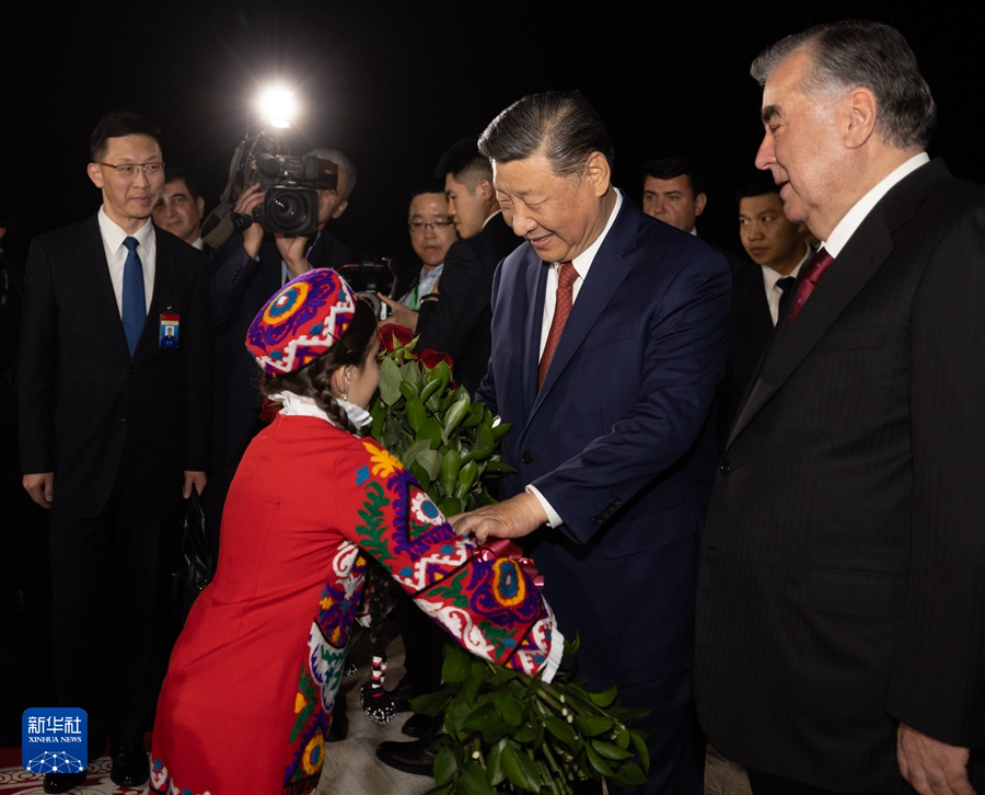 習(xí)近平抵達(dá)杜尚別開始對(duì)塔吉克斯坦進(jìn)行國事訪問