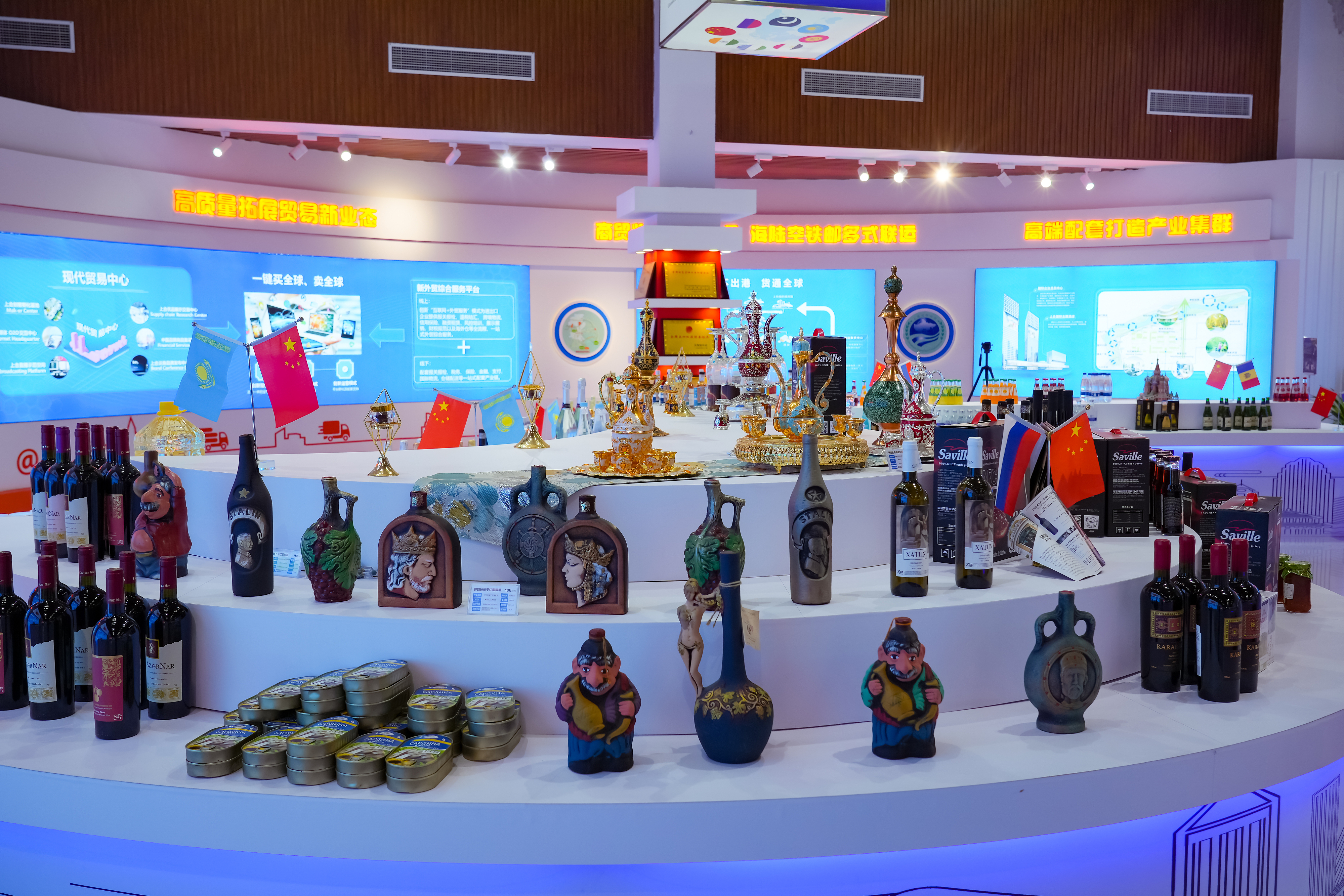 2022年10月19日，青島，上合示范區(qū)展出的上合國(guó)家特色商品。