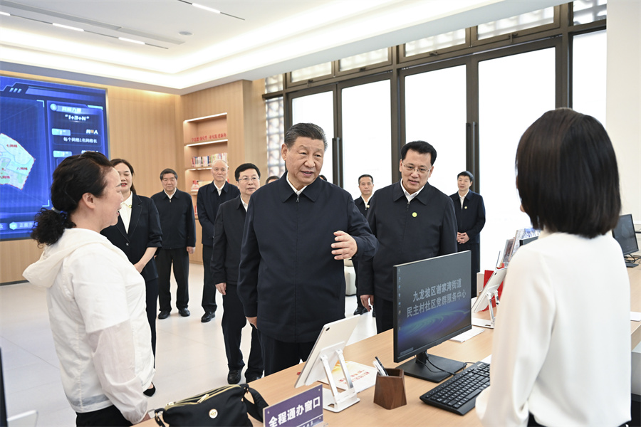 2024年4月22日至24日，中共中央總書記、國(guó)家主席、中央軍委主席習(xí)近平在重慶考察。這是22日下午，習(xí)近平在九龍坡區(qū)謝家灣街道民主村社區(qū)考察。新華社記者 謝環(huán)馳 攝