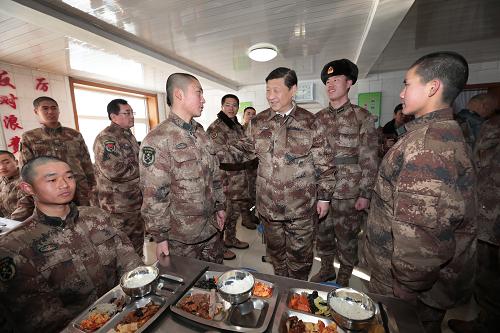 2014年1月26日中午，習(xí)近平來到連隊(duì)食堂，同戰(zhàn)士們一起用餐。新華社記者 李剛 攝