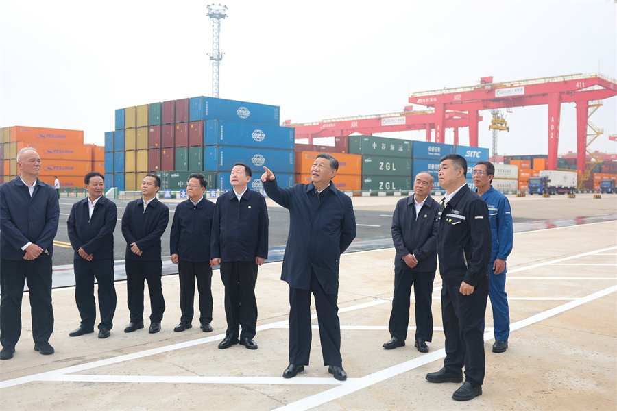 2024年5月22日至24日，中共中央總書記、國家主席、中央軍委主席習(xí)近平在山東考察。這是22日下午，習(xí)近平在日照港察看全自動化集裝箱碼頭作業(yè)場景。新華社記者 鞠鵬 攝