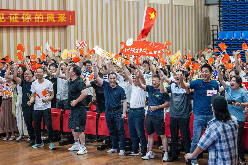 北京時(shí)間7月27日，2024年巴黎奧運(yùn)會(huì)首個(gè)比賽日，在射擊10米氣步槍混合團(tuán)體比賽中，中國選手黃雨婷/盛李豪獲得金牌。圖為黃雨婷的母校師生們通過收看奧運(yùn)直播的方式為她加油助威。