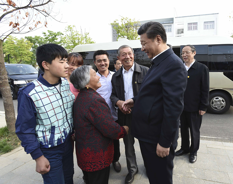 2016年4月25日，習(xí)近平在安徽省滁州市鳳陽(yáng)縣小崗村看望當(dāng)年大包干帶頭人嚴(yán)金昌（右三）一家。