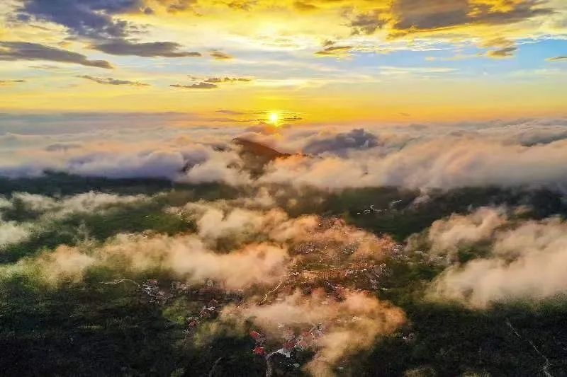 圖為云霧繚繞的軍營(yíng)村，群山盡翠，紅瓦掩映。廈門市委宣傳部供圖