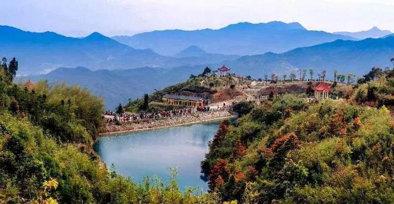 圖為游客們到軍營(yíng)村七彩池欣賞美景。廈門市委宣傳部供圖