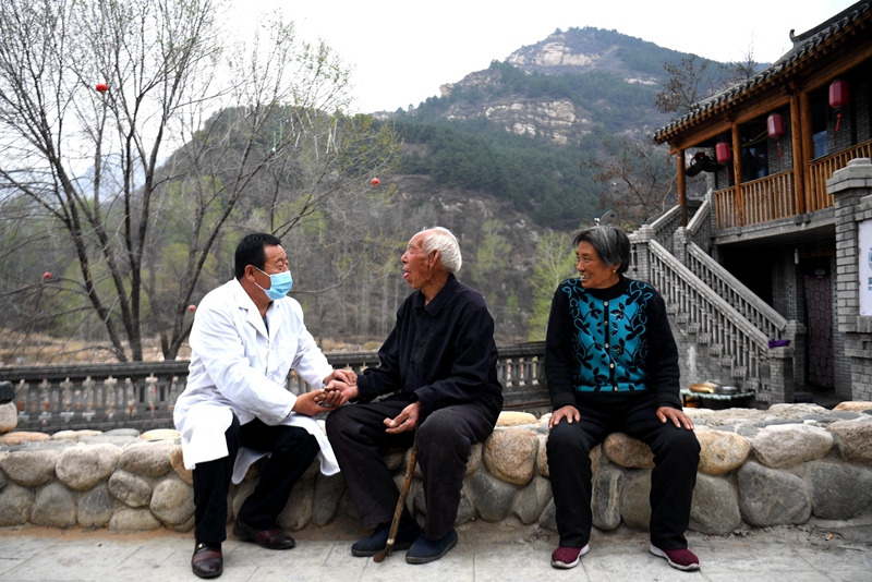 2020年4月15日，在河北阜平縣龍泉關(guān)鎮(zhèn)駱駝灣村，村醫(yī)霍建國為村民把脈。