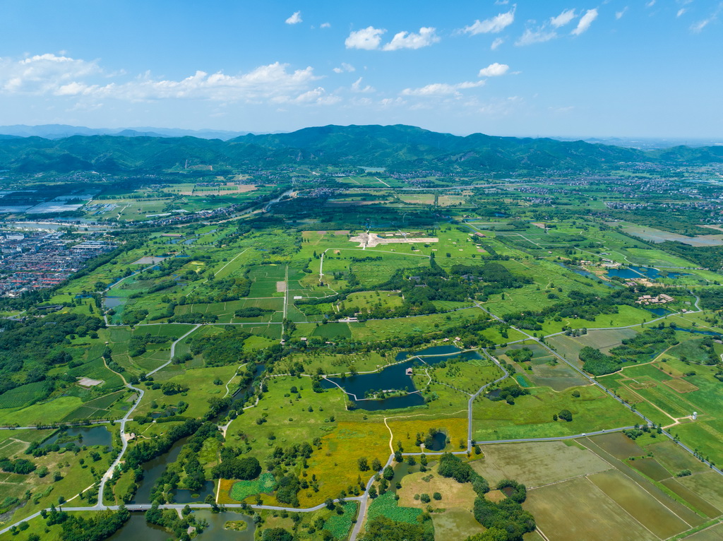 2024年7月4日拍攝的杭州良渚古城遺址公園全景（無人機(jī)照片）。新華社記者 江漢 攝