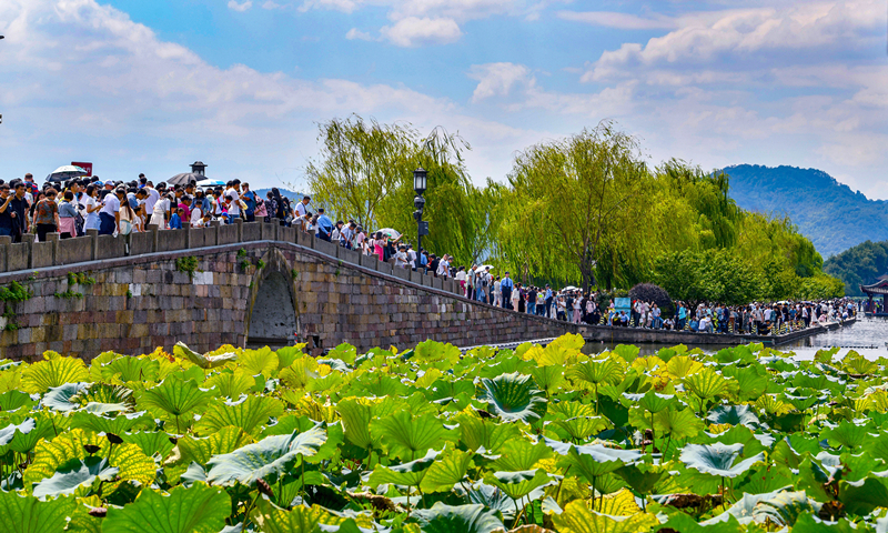 2024年10月4日，杭州西湖景區(qū)迎來國慶假期旅游高峰。