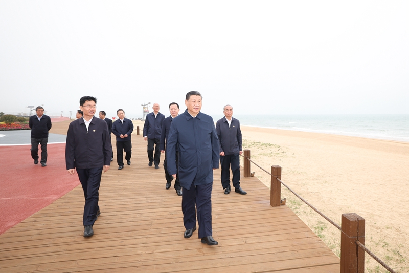 2024年5月22日，習(xí)近平總書記在山東日照陽(yáng)光海岸綠道考察。