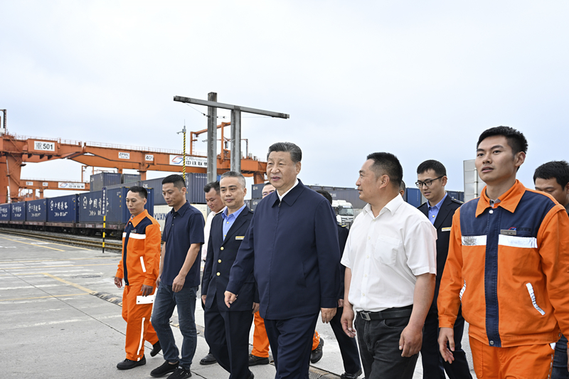 2024年4月22日，習近平總書記在重慶國際物流樞紐園區(qū)重慶鐵路集裝箱中心站，同貨車司機、列車司機、裝卸工人、場站管理人員等親切交流。