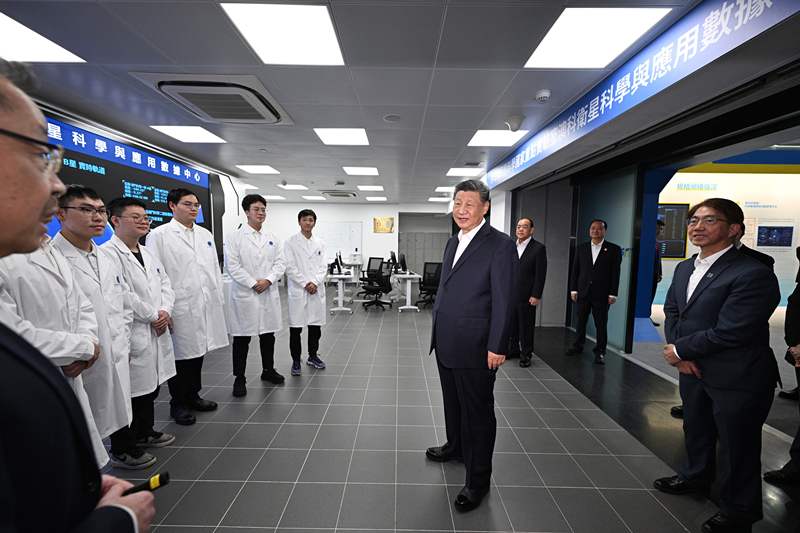 2024年12月19日，習近平總書記在澳科衛(wèi)星科學與應用數(shù)據(jù)中心考察時，同在場的研究人員和學生代表親切交流。