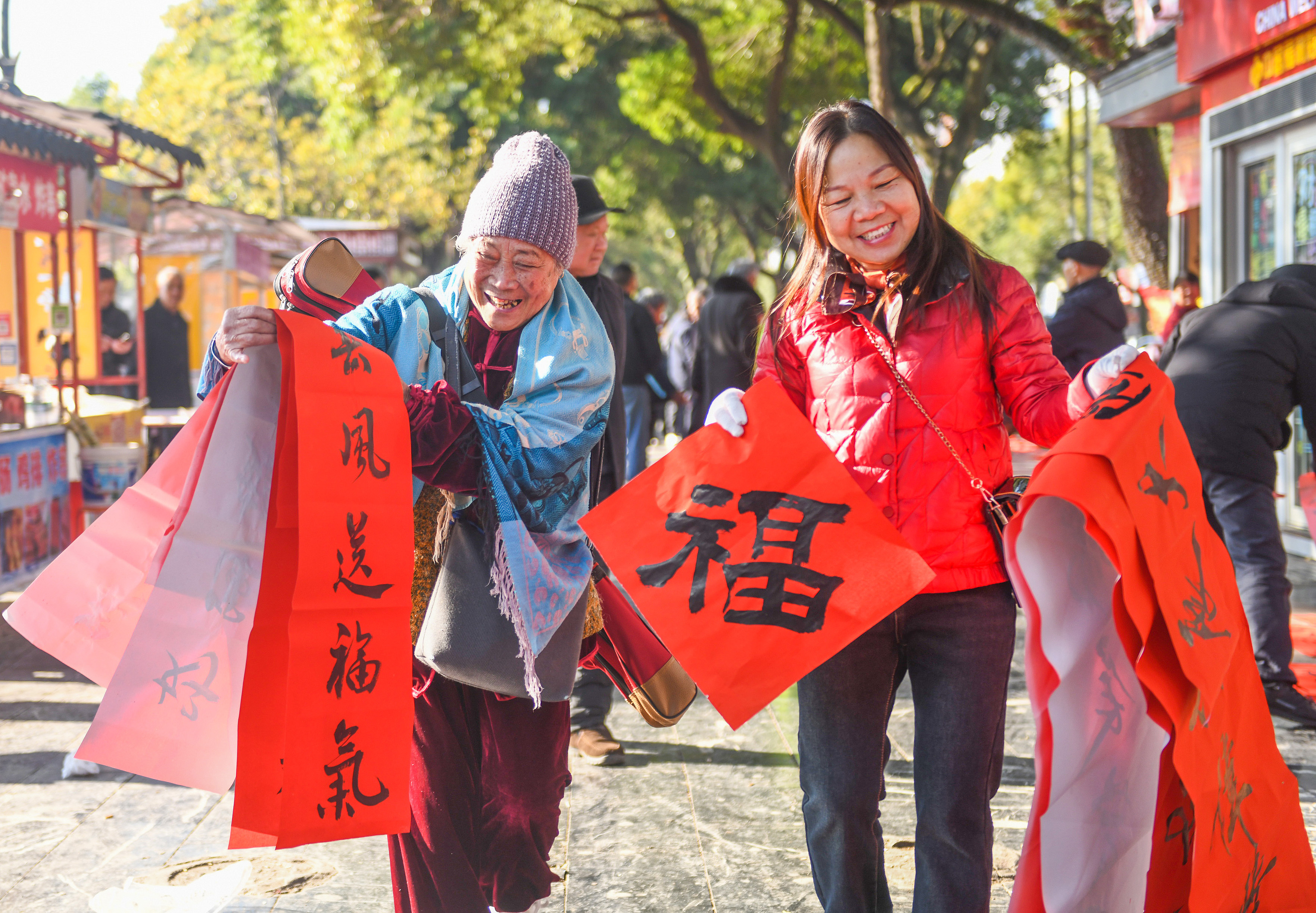 2025年1月13日，在湖南省永州市道縣西洲公園義工崗亭，市民們領(lǐng)到了書法志愿者為大家書寫的春聯(lián)。