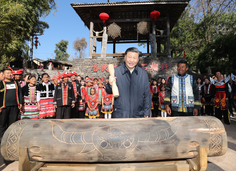 2020年1月19日，習(xí)近平總書記在云南省騰沖市清水鄉(xiāng)三家村中寨司莫拉佤族村廣場上，敲響三聲佤族木鼓，祝福來年風(fēng)調(diào)雨順、國泰民安。