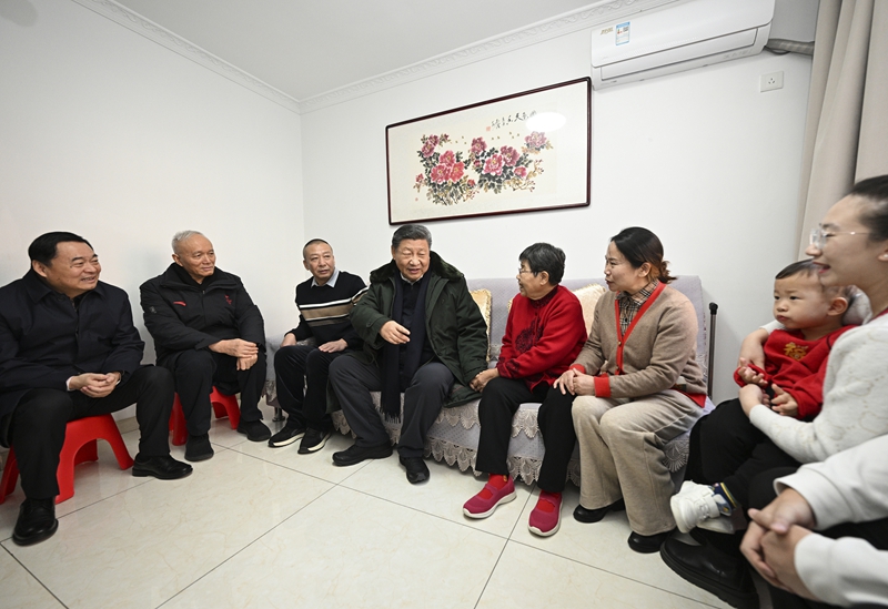 2025年1月23日上午，習(xí)近平總書記在遼寧沈陽大東區(qū)長安街道長安小區(qū)考察時，走進居民郎素蘭家中看望。