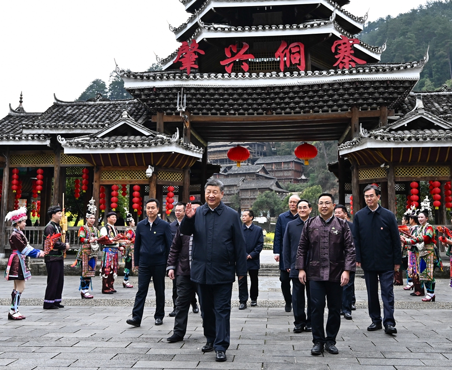 2025年3月17日下午，習(xí)近平在黔東南州黎平縣肇興侗寨考察時，在寨門口向身著民族盛裝歡迎的村民揮手致意。新華社記者 燕雁 攝