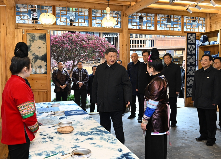 2025年3月17日下午，習(xí)近平在黔東南州黎平縣肇興侗寨侗鄉(xiāng)特色產(chǎn)業(yè)基地考察。新華社記者 謝環(huán)馳 攝