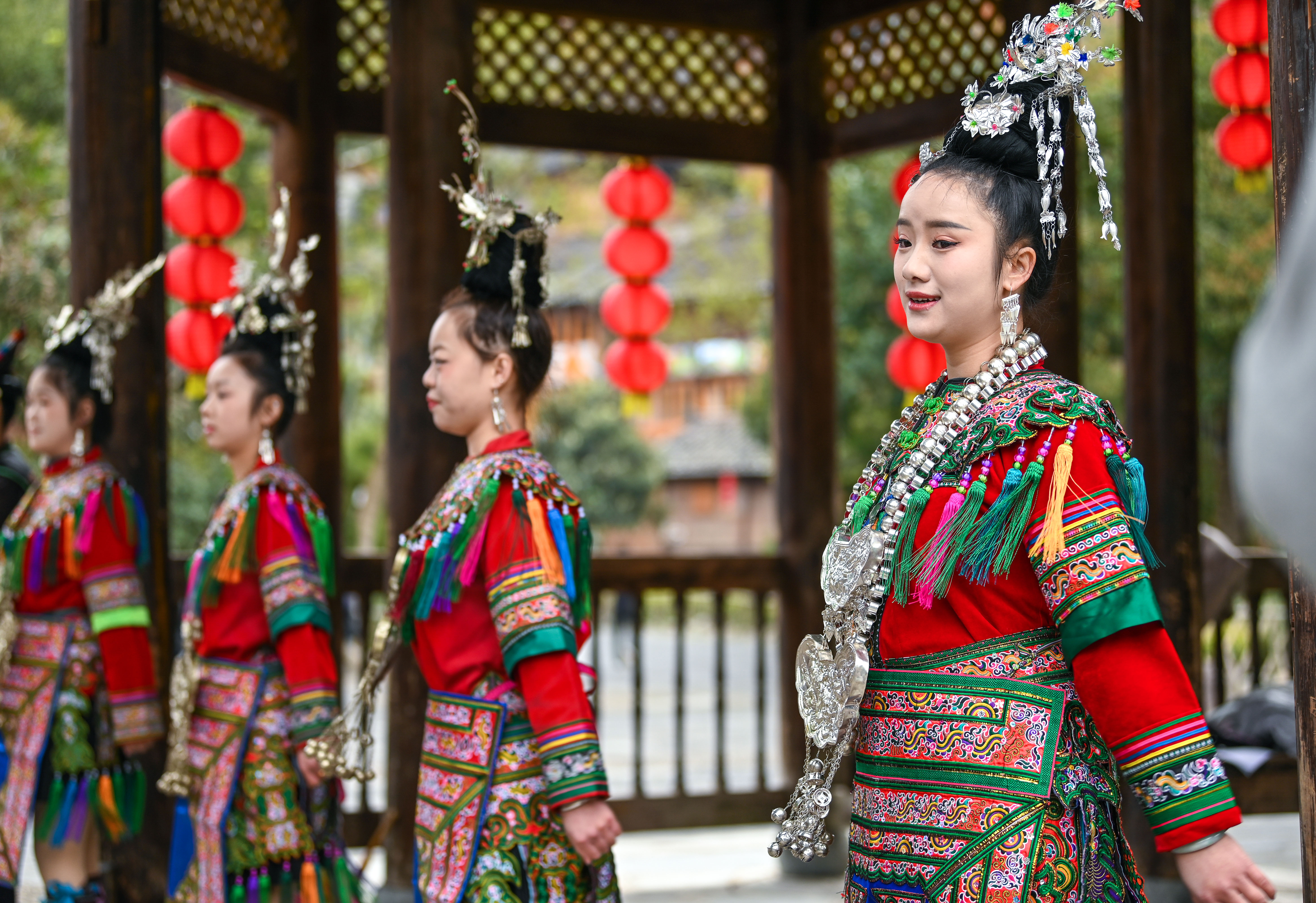  2025年3月18日，侗族群眾在貴州省黎平縣肇興侗寨給游客演唱侗族大歌。