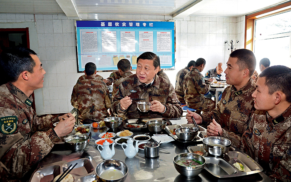 2014年1月26日，習近平主席專程來到內(nèi)蒙古軍區(qū)邊防某部，親切看望慰問戍邊官兵。這是在連隊食堂，習近平主席同戰(zhàn)士們一起用餐。
