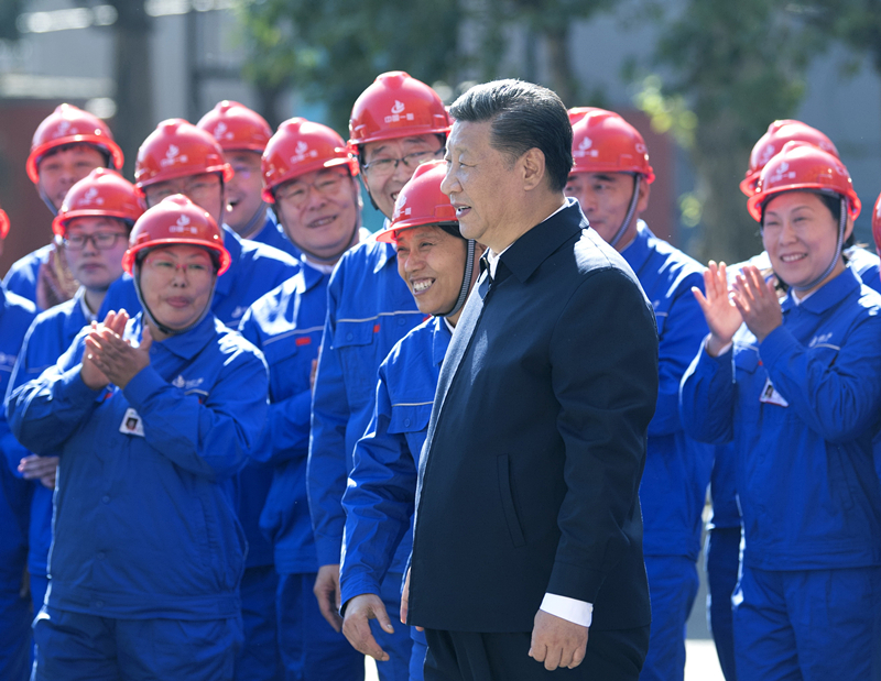 2018年9月26日，在中國一重集團，習近平總書記走到工人中間，同大家親切交流。