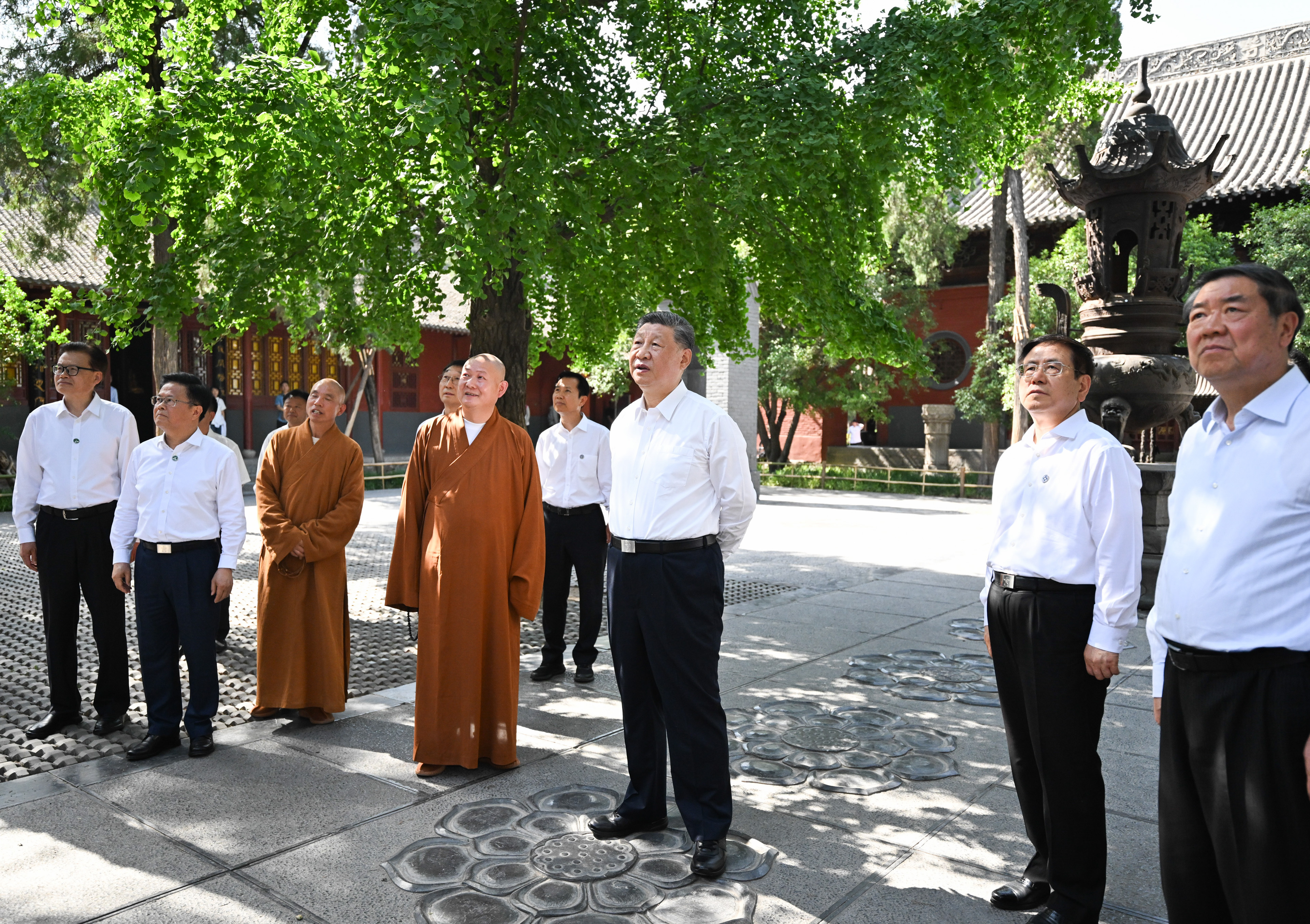 5月19日至20日，中共中央總書(shū)記、國(guó)家主席、中央軍委主席習(xí)近平在河南考察。這是19日下午，習(xí)近平在洛陽(yáng)白馬寺考察。新華社記者 燕雁 攝