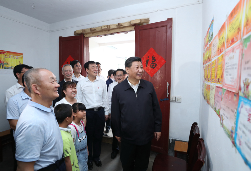 2019年5月20日，習(xí)近平總書記在江西省贛州市于都縣梓山鎮(zhèn)潭頭村看望村民孫觀發(fā)一家人。