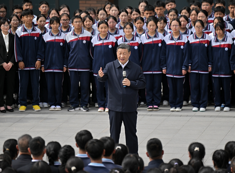 2024年6月18日，習(xí)近平總書(shū)記在青海果洛西寧民族中學(xué)考察時(shí)，同師生們親切交流。