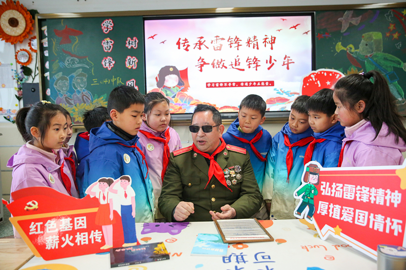 2025年3月3日，江蘇南通如皋市安定小學(xué)里，傷殘軍人許波銀在思政小課堂上向?qū)W生講述雷鋒故事。