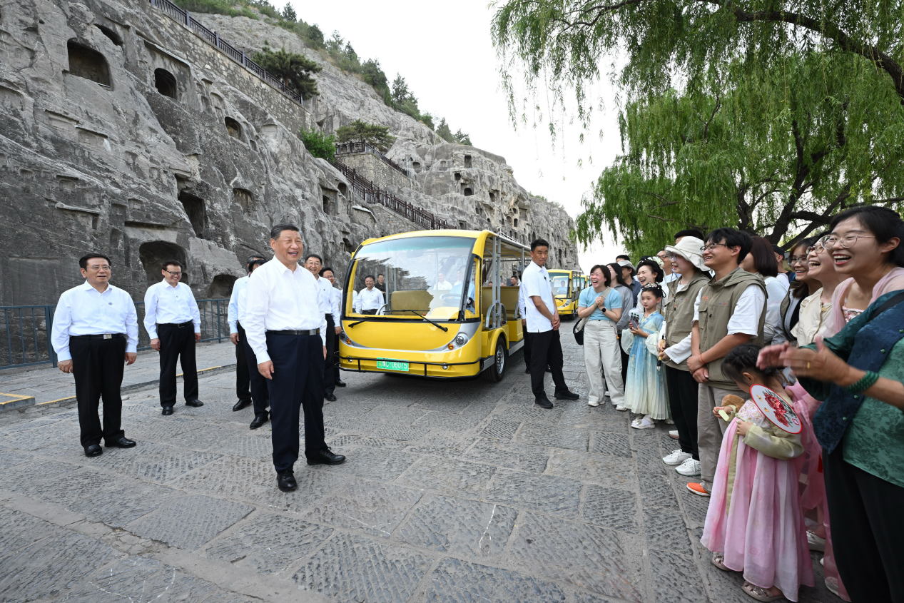 5月19日，習(xí)近平在洛陽龍門石窟考察時(shí)，同游客親切交流。