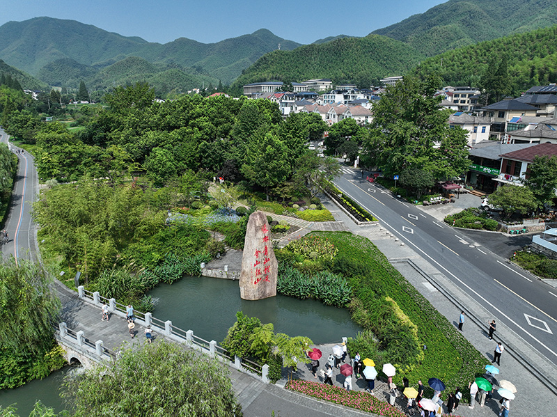 2023年8月11日，游客在浙江安吉余村參觀。